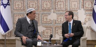 נשיא המדינה עם משלחת של מנהיגים